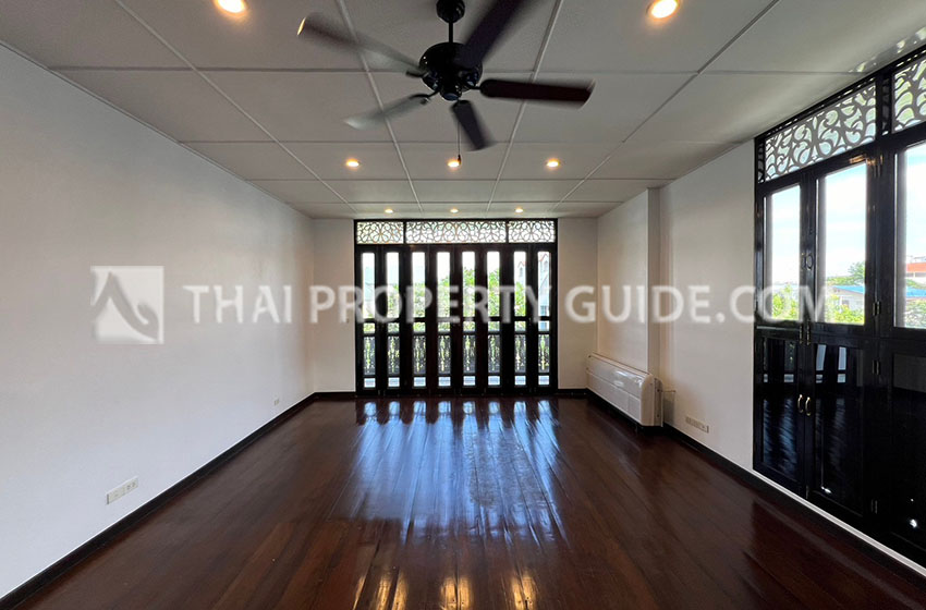 House with Private Pool in Sukhumvit 